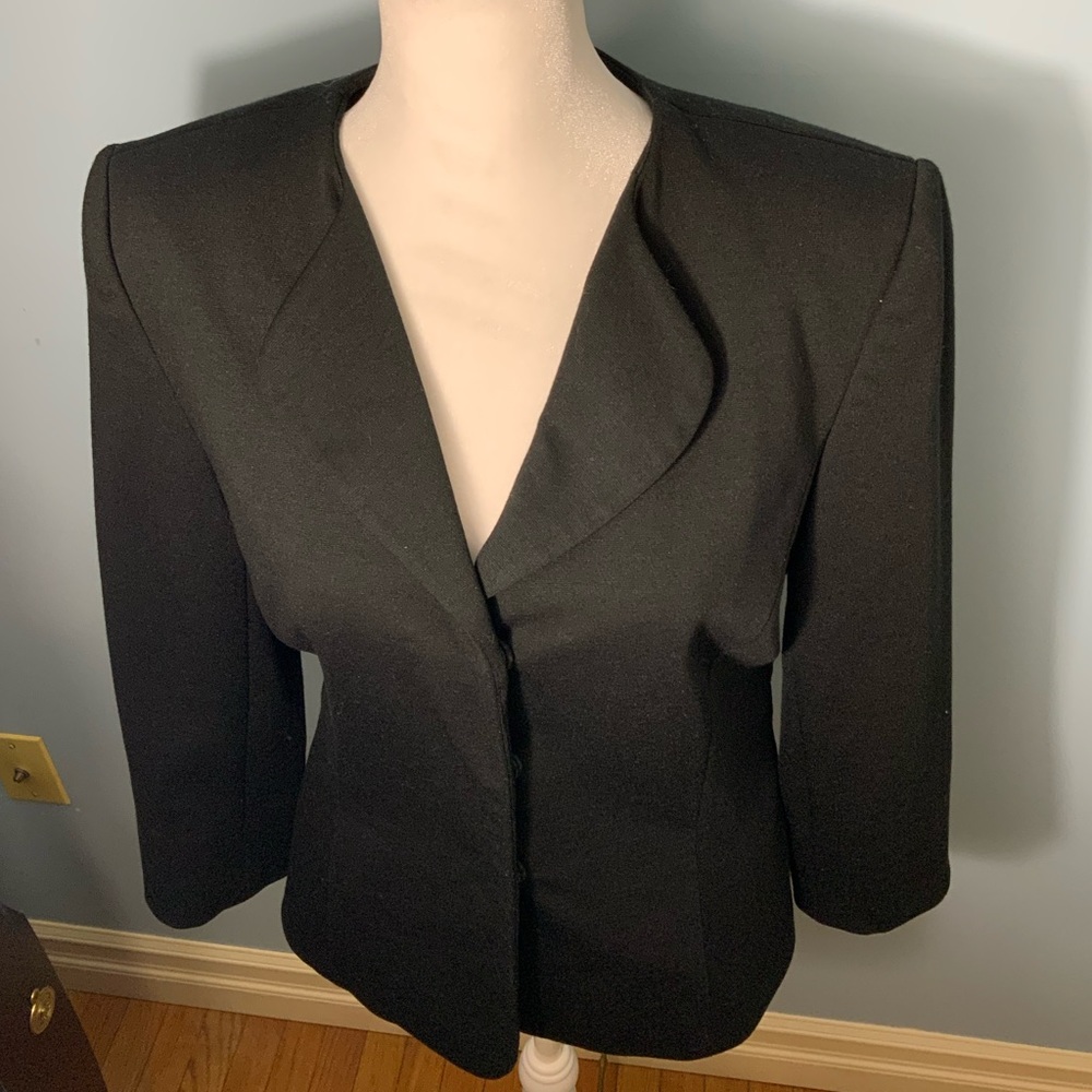 TAHARI black blazer size 6 with belt